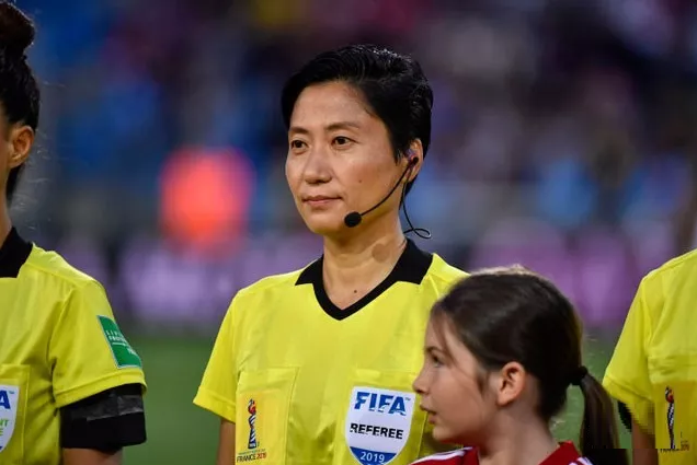 裁判员在执行警告时是否必须暂停比赛